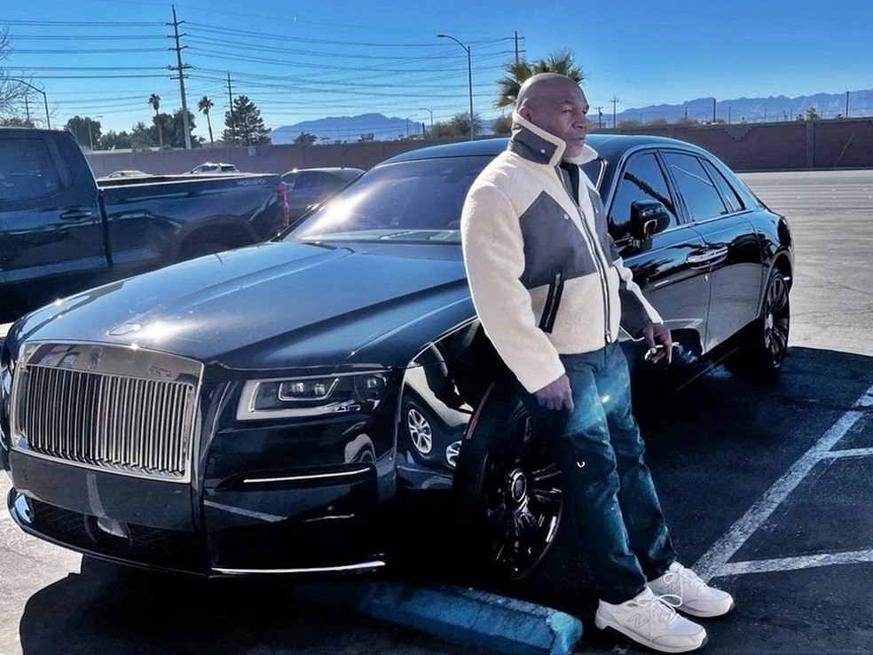 Mike Tyson com carro de luxo — Foto: Reprodução: Instagram