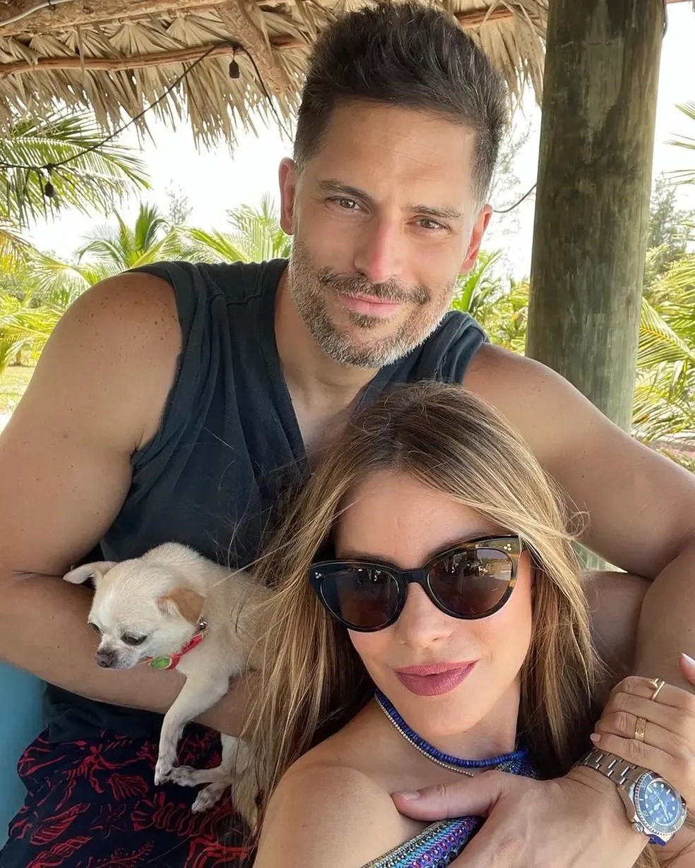 Joe Manganiello e Sofia Vergara com o cão Bubbles — Foto: Reprodução | Instagram