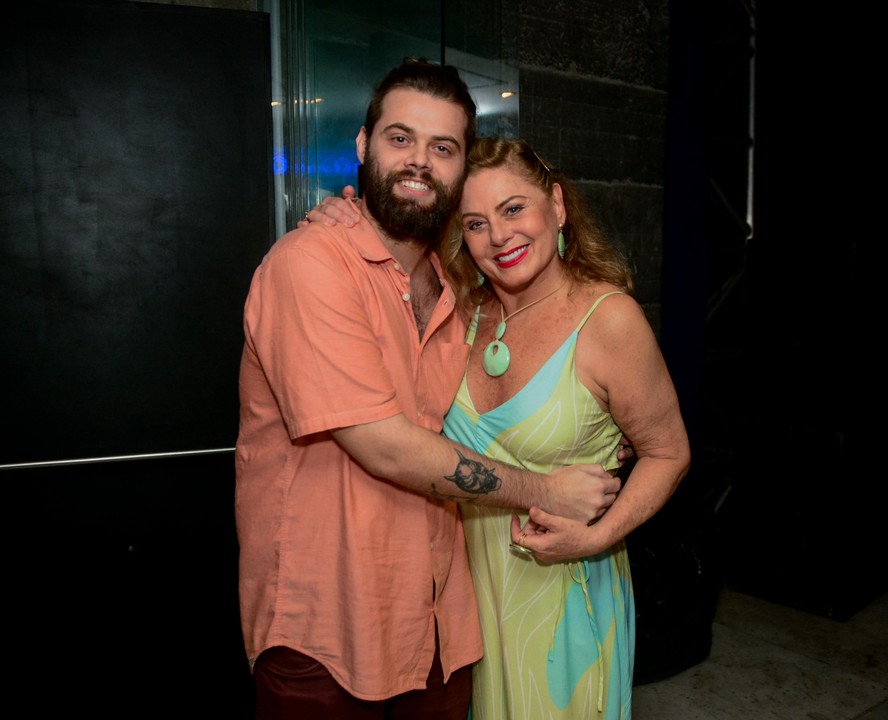 Vera Fischer recebe filho com Felipe Camargo em peça no Rio