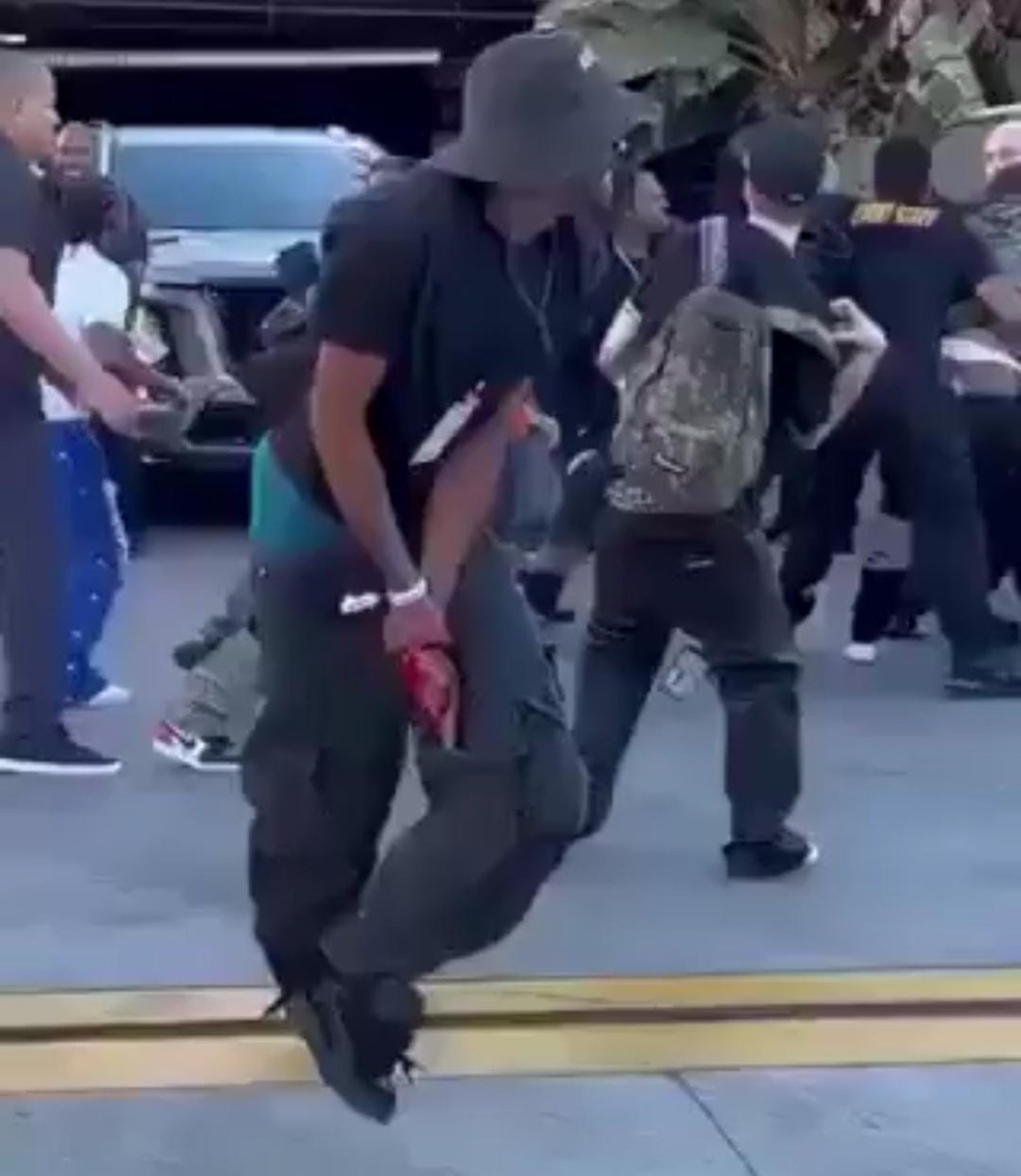 Um dos quatro feridos em ataque que deixou rapper Lucki esfaqueado no rosto — Foto: Reprodução/X