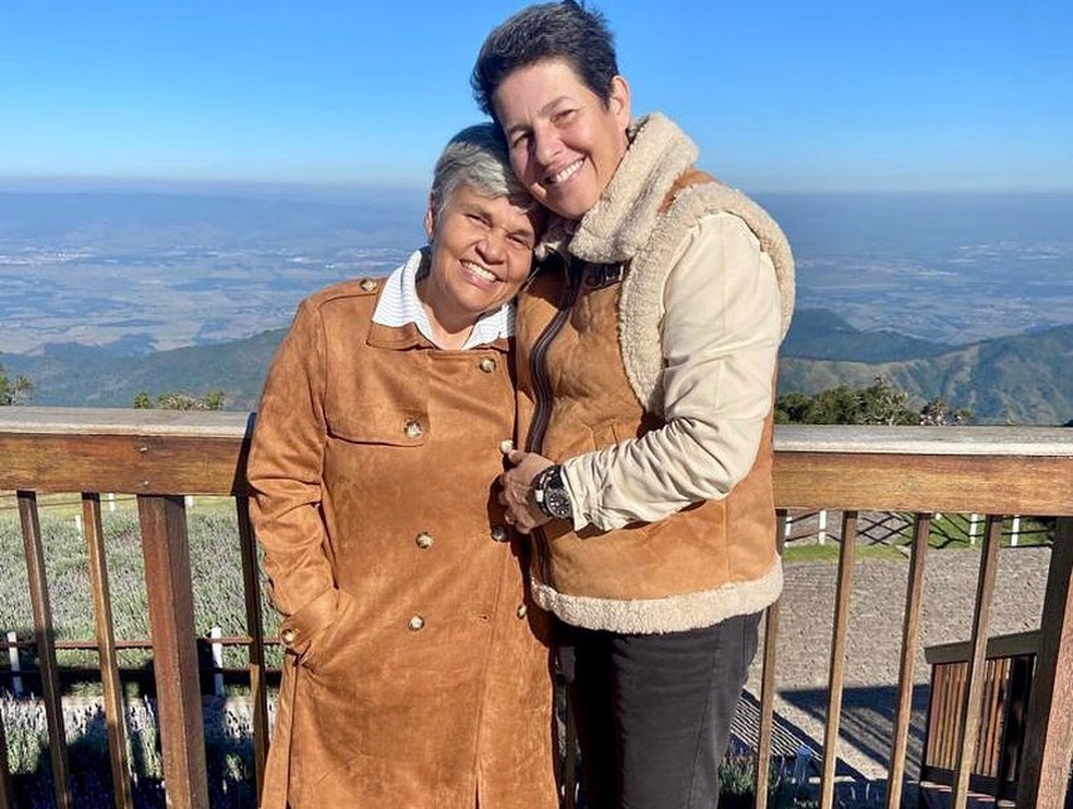 Claudia Rodrigues comemora aniversário de 53 anos com a noiva, Adriane Bonato — Foto: Instagram