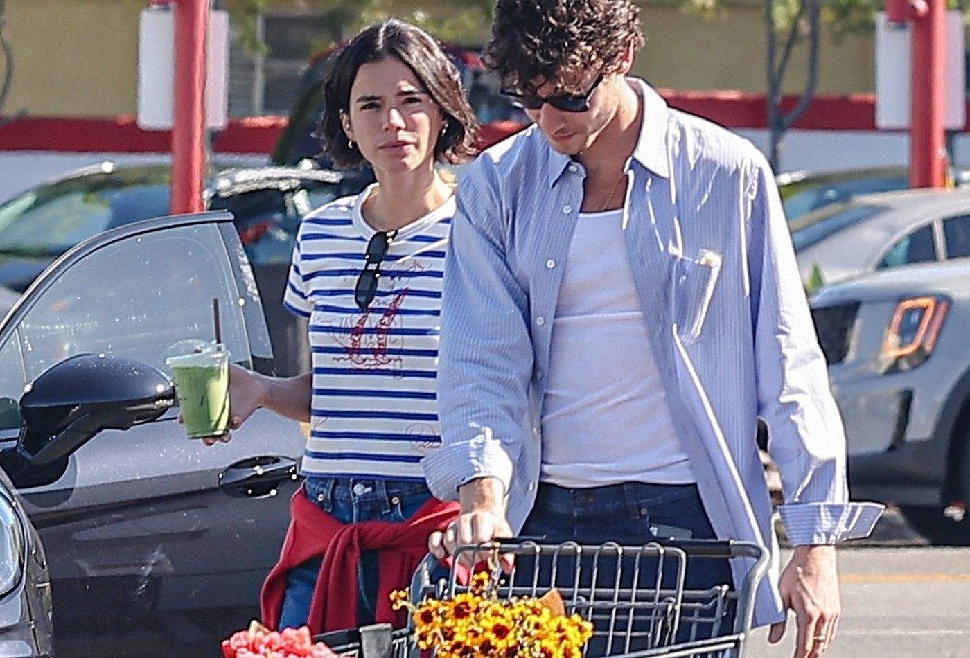 Bruna Marquezine e Shawn Mendes fazem compras em mercado de Los Angeles — Foto: The Grosby Group
