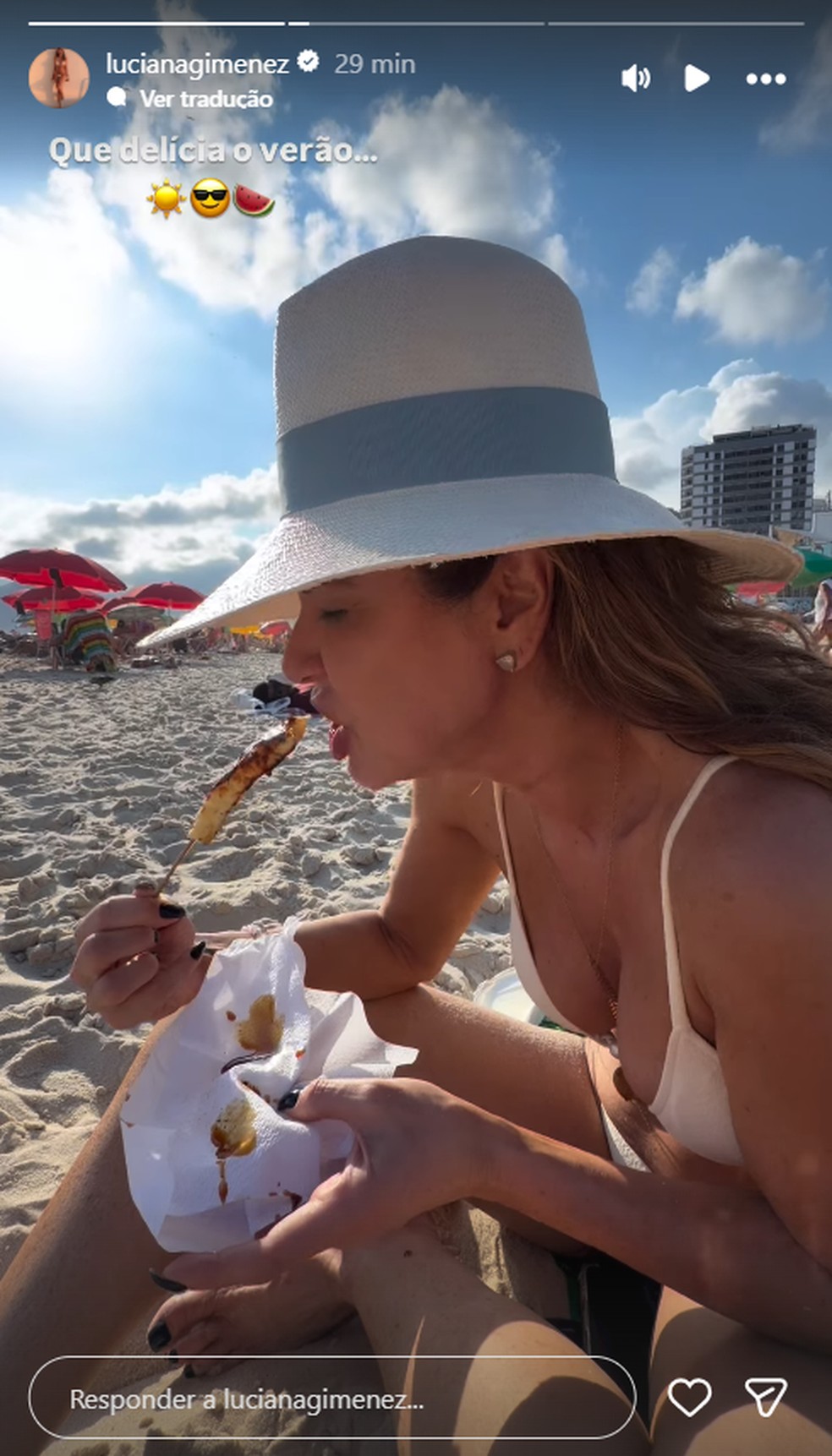 Luciana Gimenez se delicia com queijo coalho na praia — Foto: Reprodução/Instagram