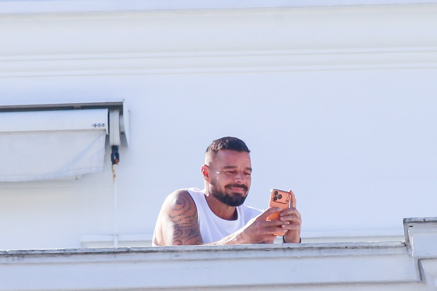 Ricky Martin curte bloco de Carnaval da varanda do Copacabana Palace