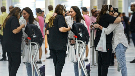 Ana Carolina troca carinhos com nova namorada em aeroporto do Rio; fotos