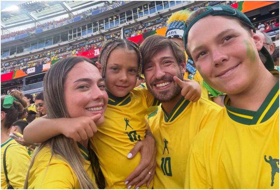 Carol Dantas com o marido e os filhos — Foto: Reprodução/Instagram