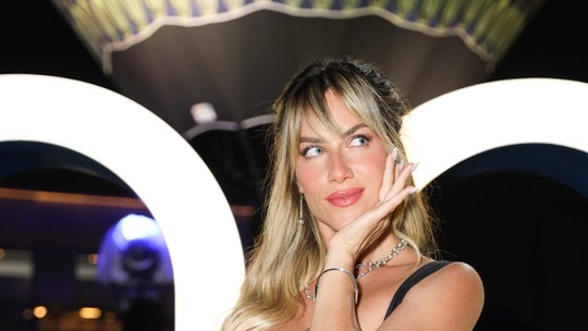 Giovanna Ewbank aposta em look de R$ 130 mil para evento de luxo