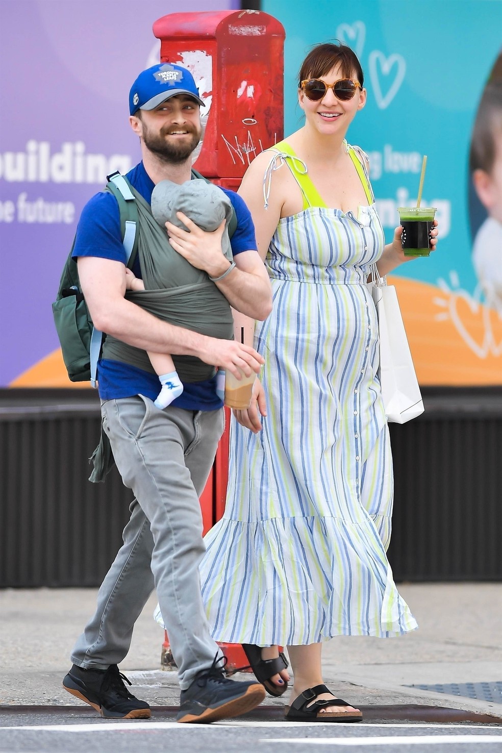 Daniel Radcliffe passeia com o filho e a namorada em Nova York