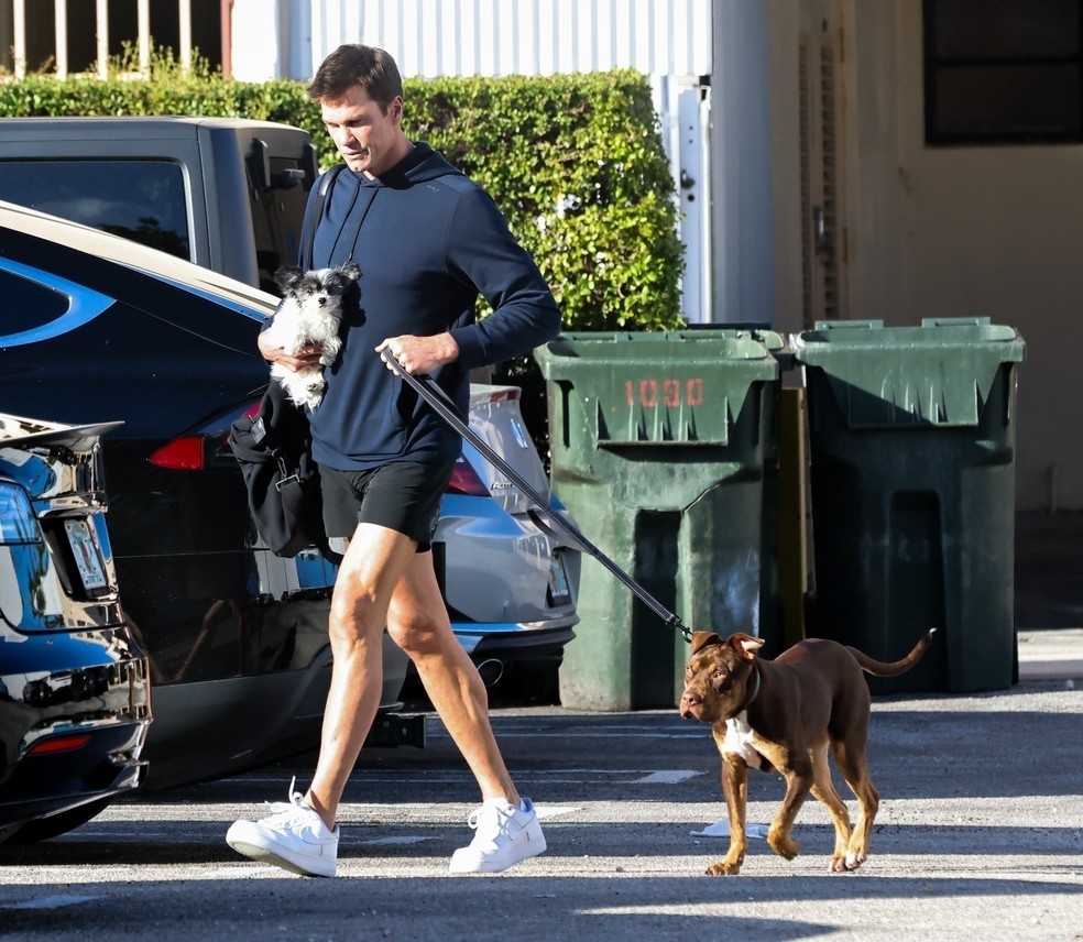 Tom Brady passeia com cachorra que adotou com Gisele Bündchen