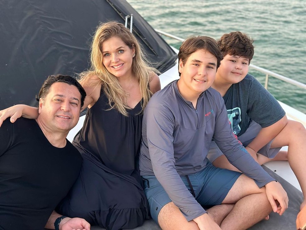 Andréa Mota com o marido, Fernando Alves Carmo, e os filhos Fernando e Felipe — Foto: Reprodução/Instagram