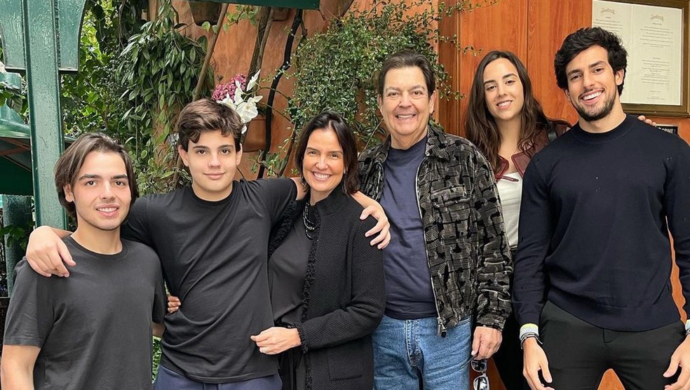 Fausto Silva com a esposa, Luciana Cardoso; os filhos, Rodrigo, João Guilherme e Laura, e o genro, Julinho Casares — Foto: Reprodução Instagram