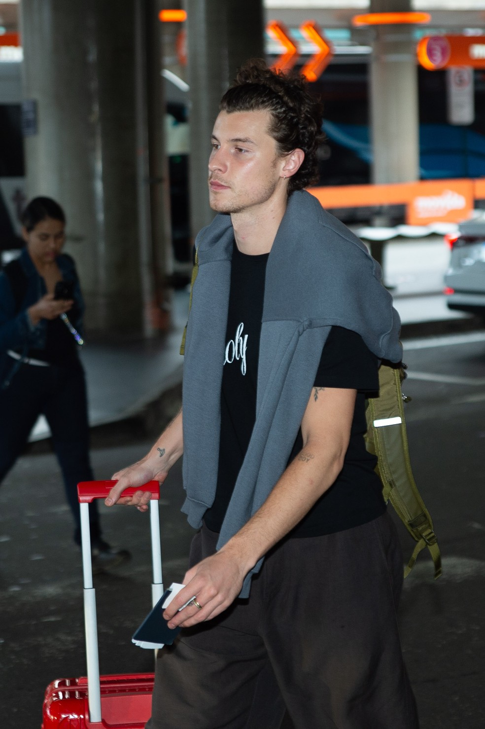 Bruna Marquezine e Shawn Mendes desembarcaram em SP — Foto: Eduardo Martins / Brazil News