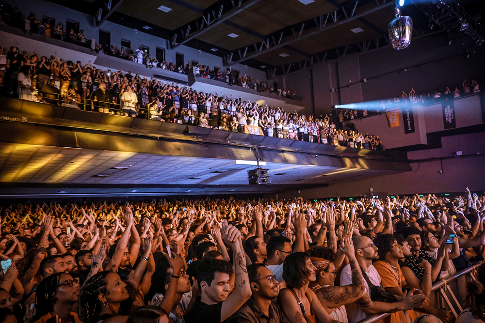 Galãs de 'Mania de Você' e 'Mar do Sertão' roubam a cena em show de Liniker