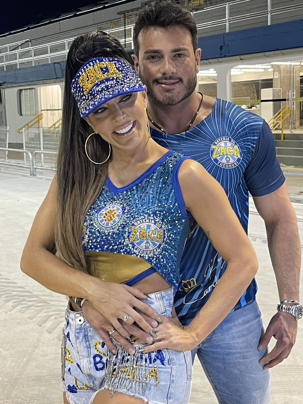 Carla Prata ganha chamego do noivo em ensaio de Carnaval no Anhembi