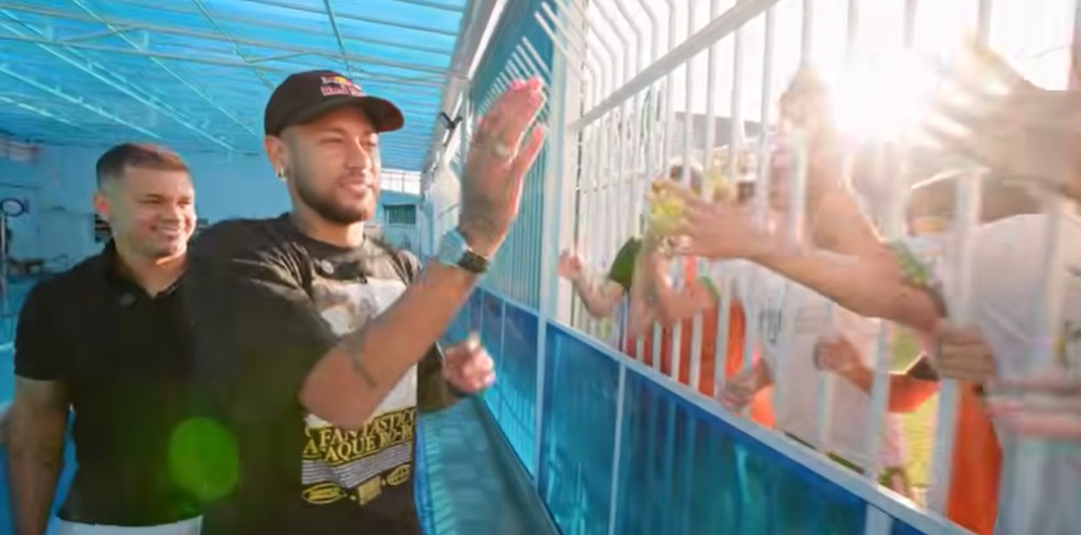 Neymar faz tour pelo Instituto Neymar JR. — Foto: Reprodução/YouTube