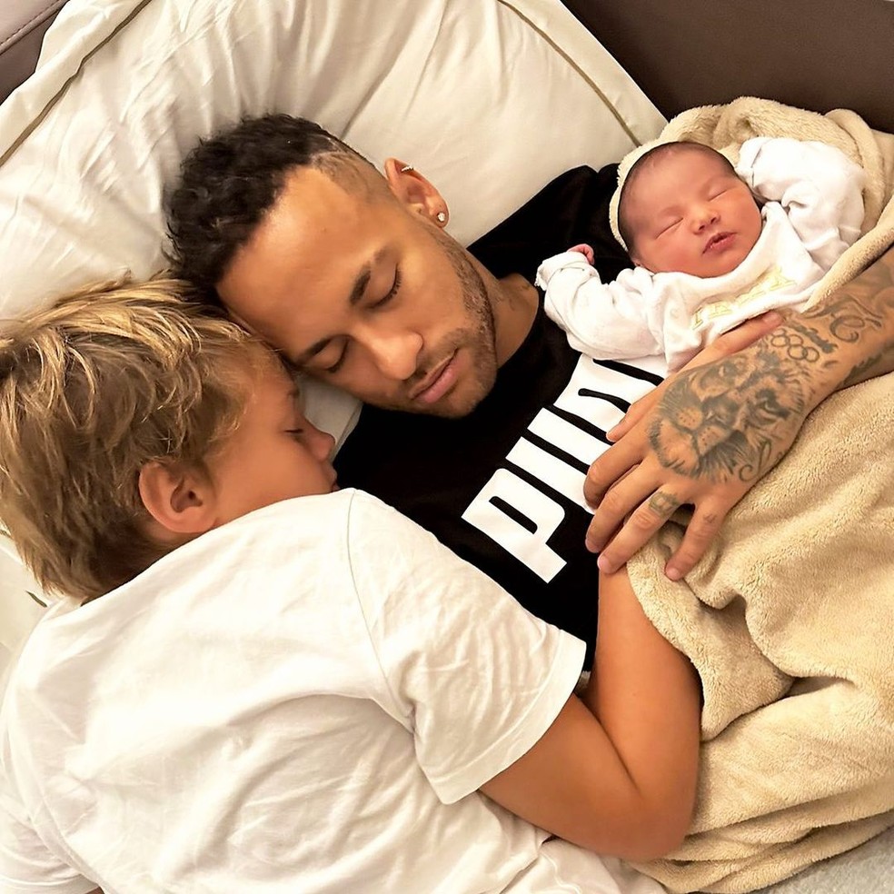 Neymar com Davi e Mavie — Foto: Reprodução/Instagram