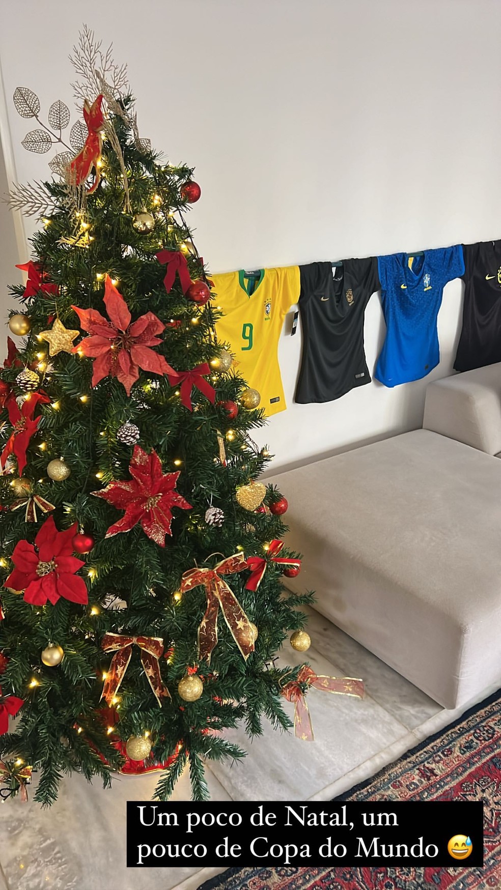 Bárbara Coelho mostra decoração de Natal inspirada na Copa do Mundo — Foto: Reprodução / Instagram