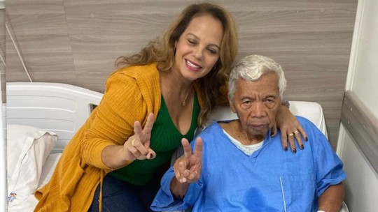Esposa mostra Roque posando em hospital e agradece por carinho com diretor do SBT