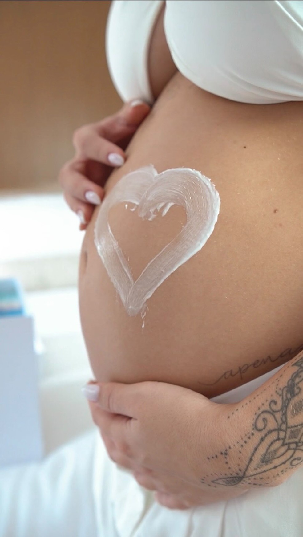 Barriga da primeira gravidez de Jheny Santucci, namorada de Arthur Aguiar — Foto: Reprodução/Instagram
