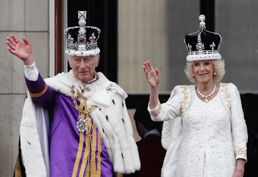 Rei Charles III e rainha Camilla acenam de sacada de Palácio de Buckingham