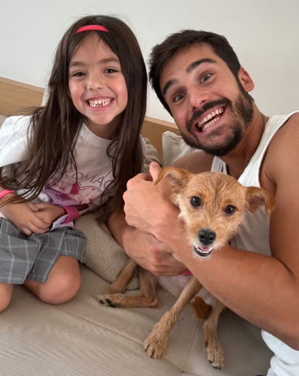 Nicolas Prattes com e enteada, Zoe, e a cadela Belinha, adotada pela família em 2024 — Foto: Reprodução/Instagram