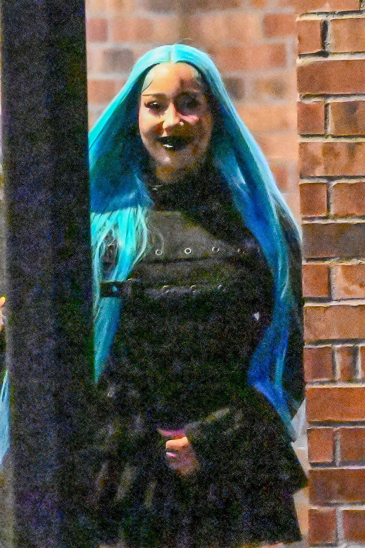 North West surge com machucado falso no rosto durante festa de Halloween
