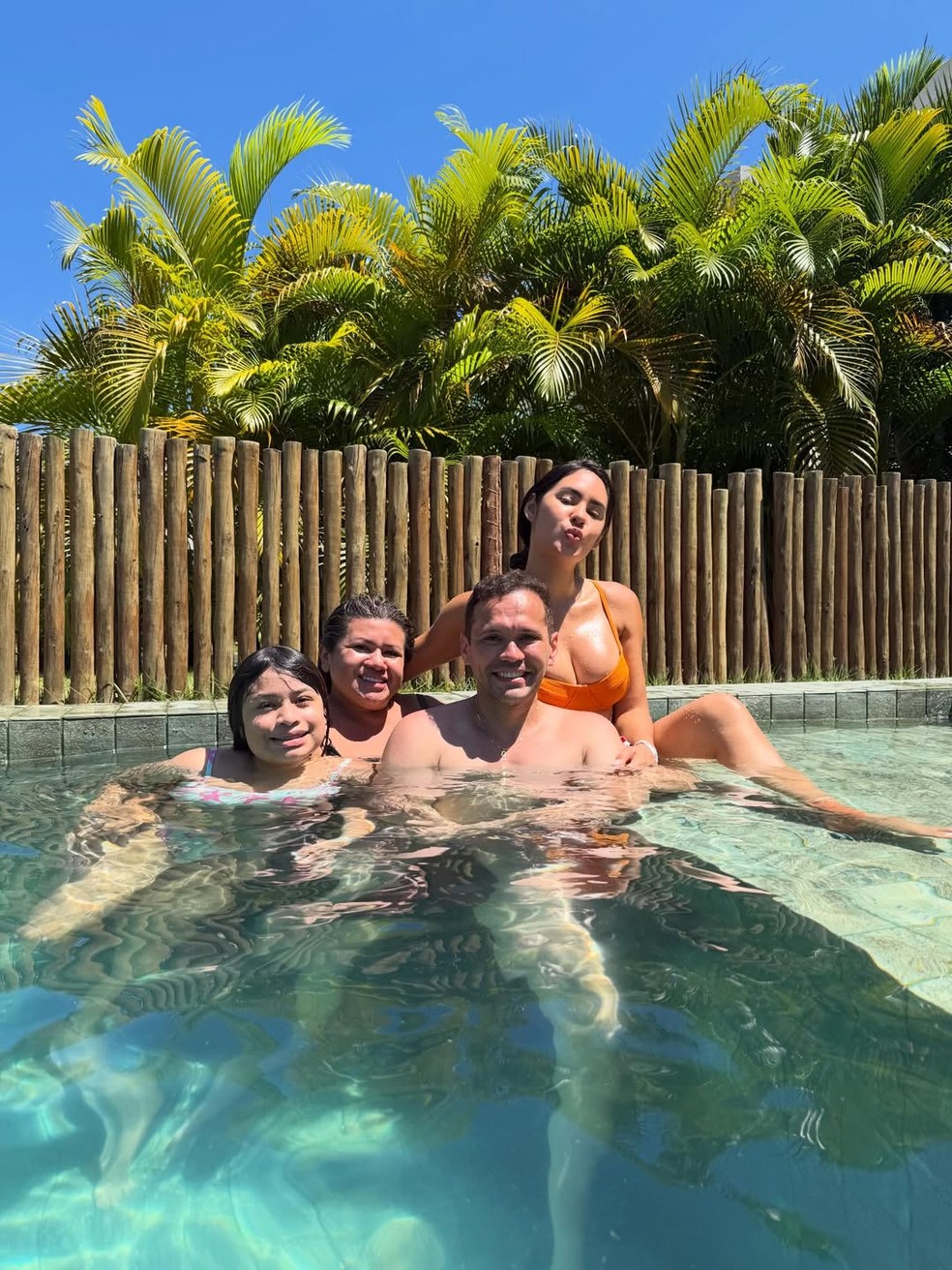 Isabelle Nogueira com a família — Foto: Reprodução/Instagram