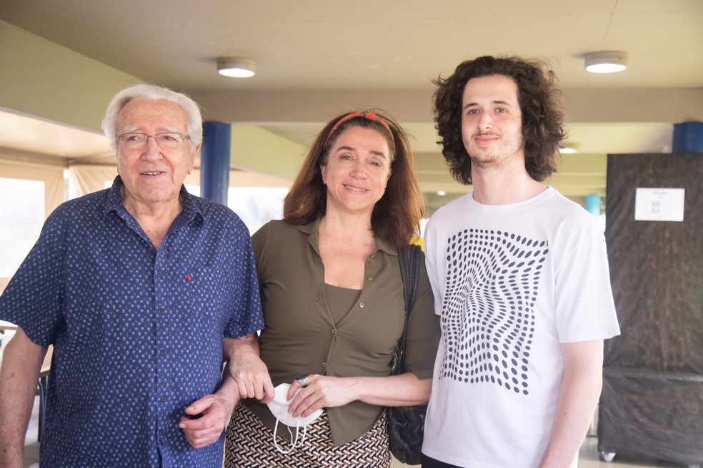 Marisa Orth vota com o pai, Teófilo, e o filho, João — Foto: AgNews