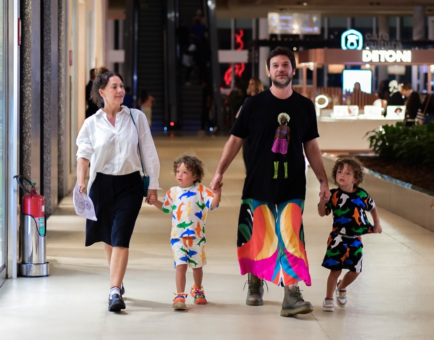 Fabiula Nascimento e Emílio Dantas com Roque e Raul