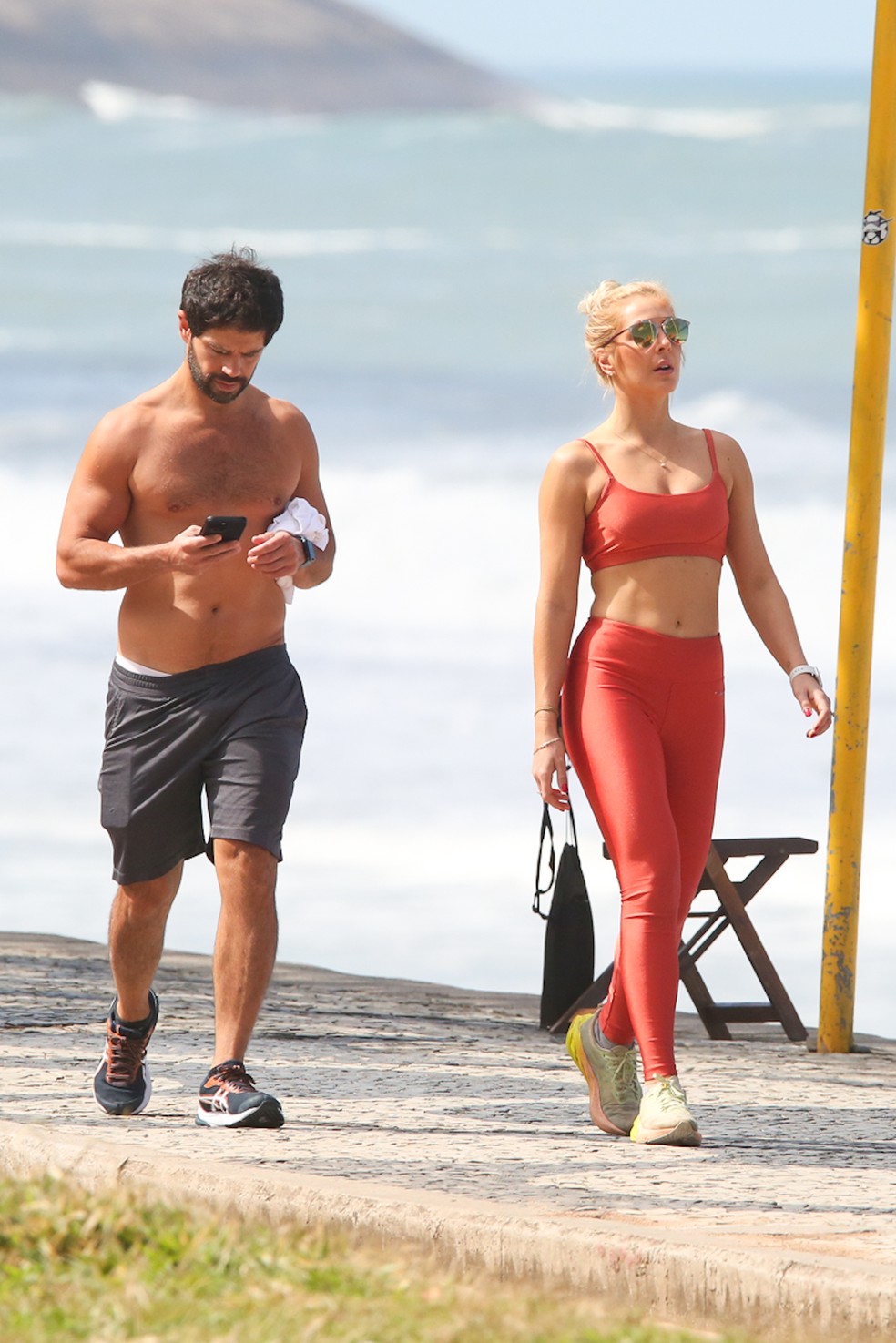 Sem camisa, Duda Nagle se exercita com a nova namorada no Rio