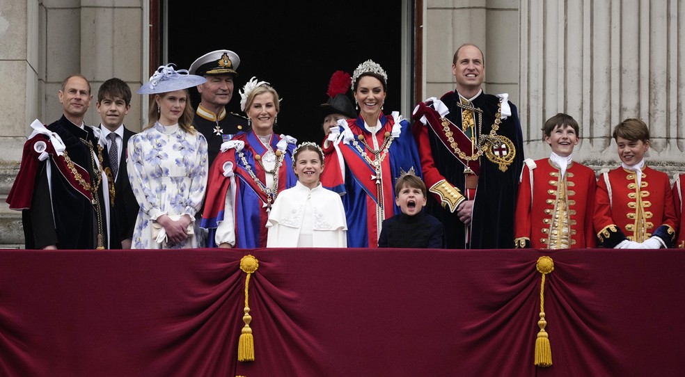 Kate Middleton e o príncipe William com os filhos ao lado do príncipe Edward com a duquesa Sophie e os filhos, e outros membros da Família Real  — Foto: Getty Images