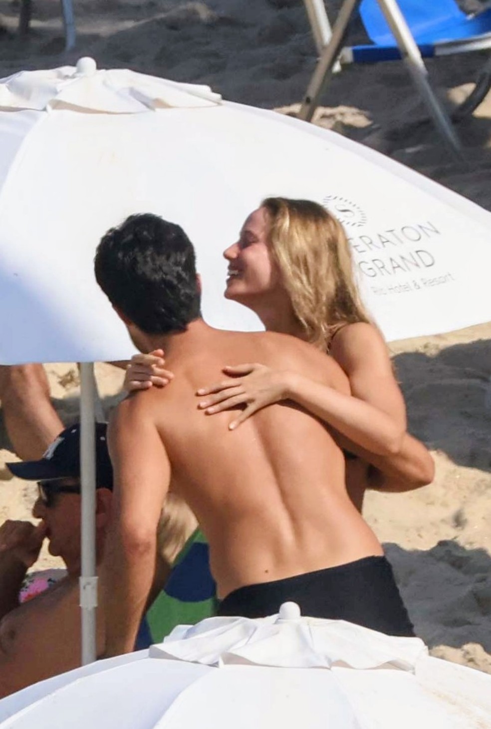 Acompanhado, Tiago Iorc curte praia no Rio de Janeiro — Foto: Daniel Delmiro/AgNews