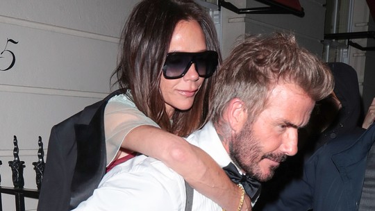 Victoria sai de sua festa carregada nas costas por David Beckham