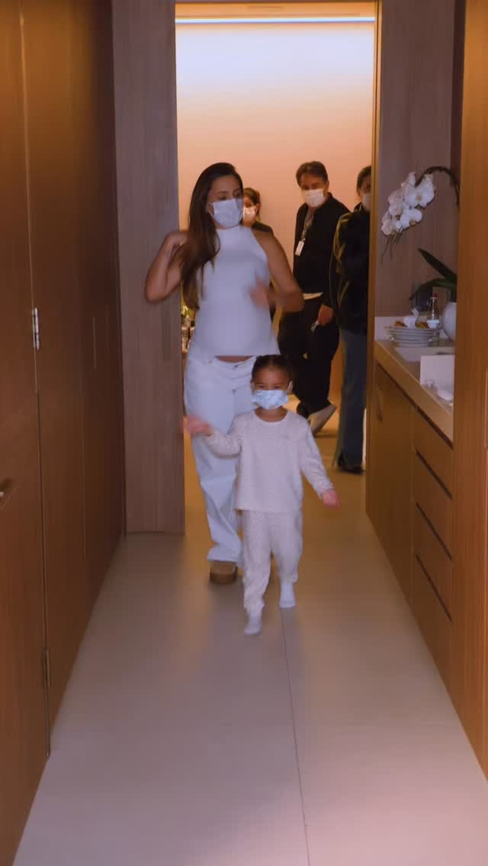 Mavie com a mãe, Bruna Biancardi, na maternidade — Foto: Reprodução/Instagram