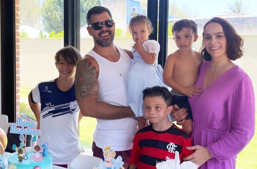 Letícia Cazarré e Juliano Cazarré com os filhos no aniversário de 2 anos de Maria Madalena — Foto: Reprodução/Instagram