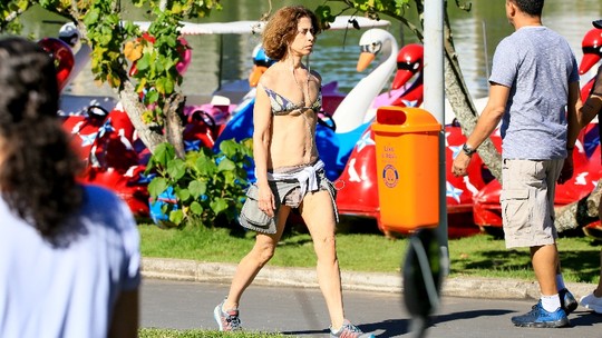 Fernanda Torres faz amarração diferentona em biquíni para caminhar