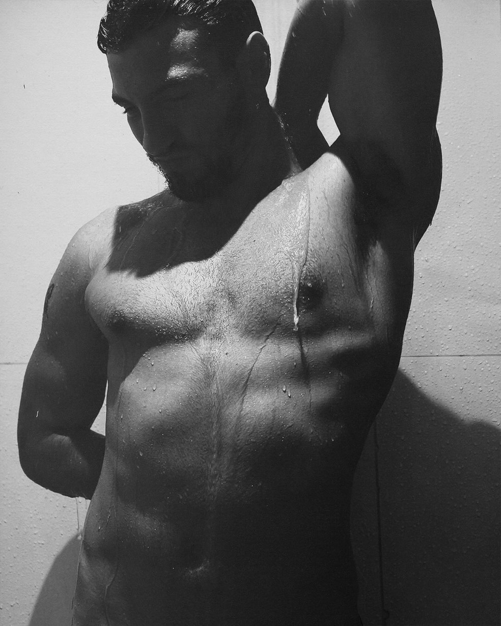 Henrique Barreira faz ensaio sensual no chuveiro e leva web à loucura — Foto: @m.tansi
