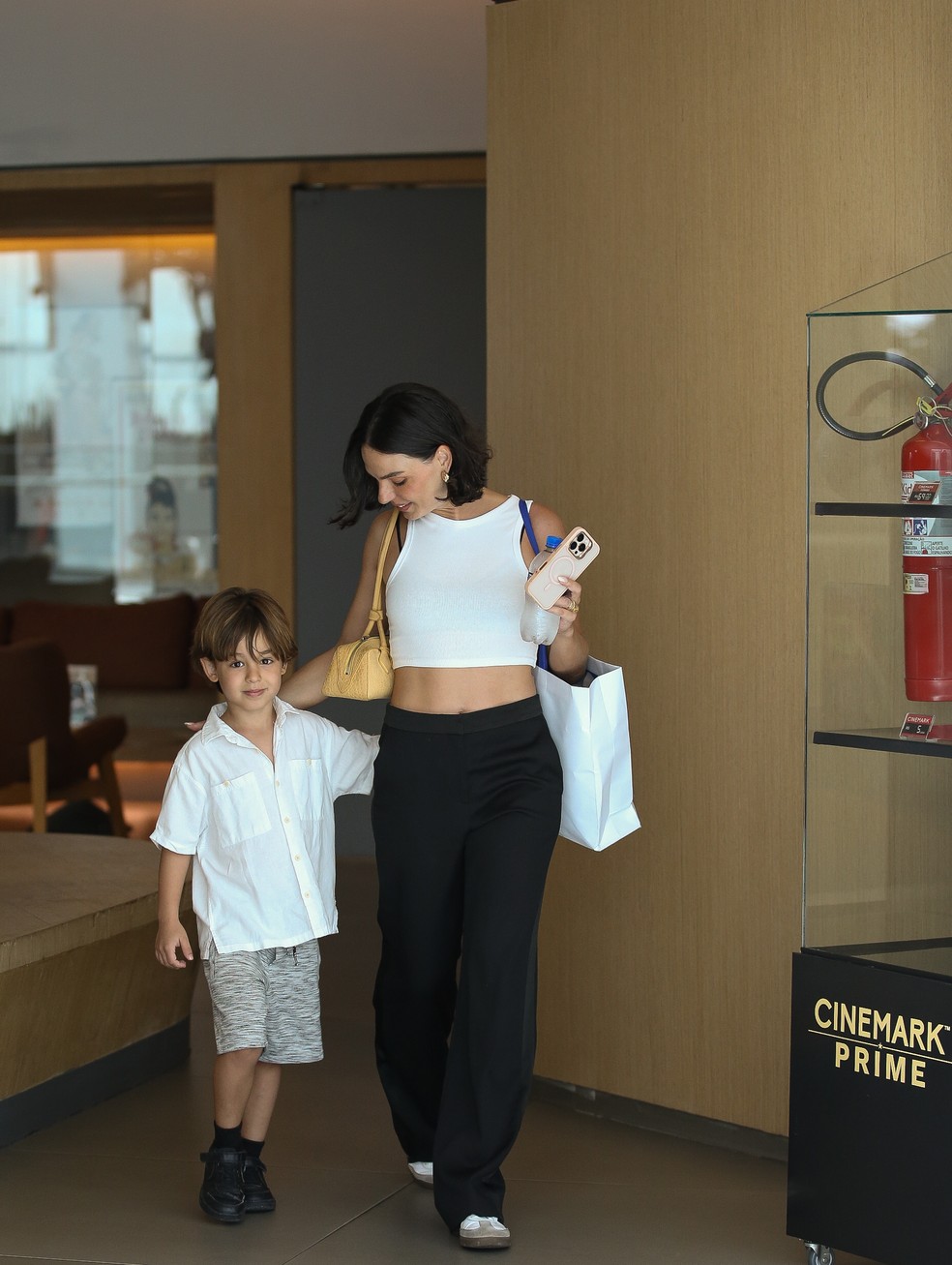 isis-valverde-e-filho-esbanjam-simpatia-durante-passeio-no-shopping-no