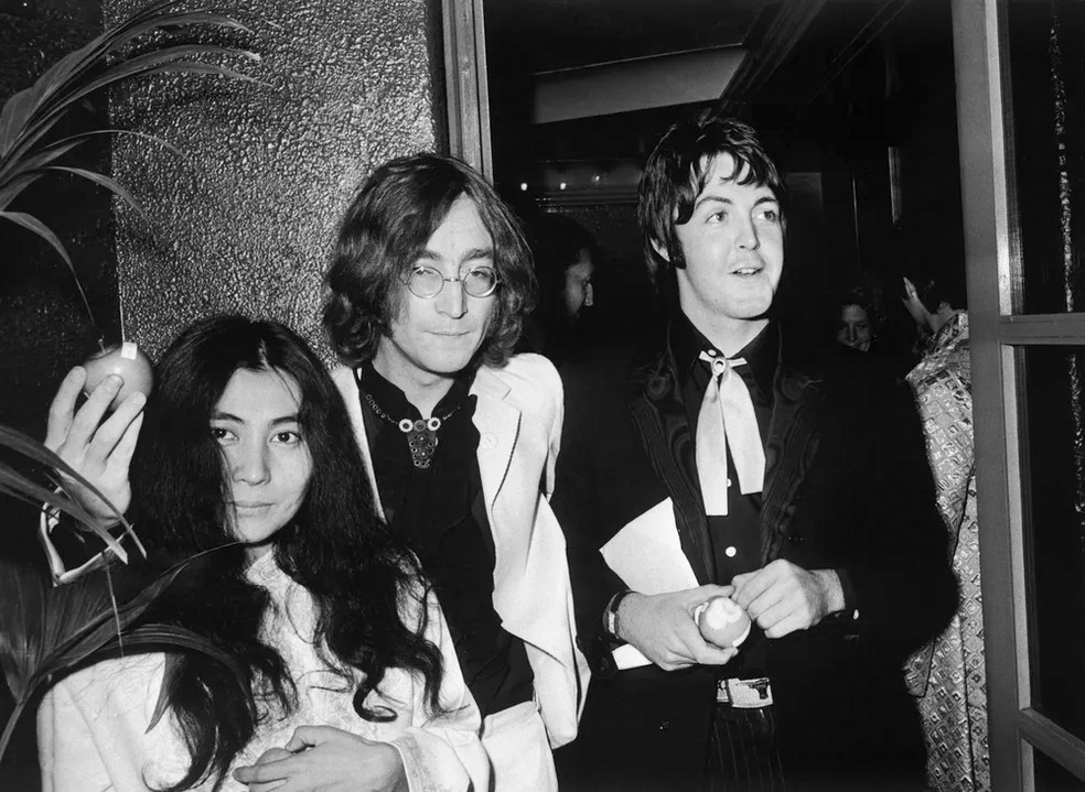 Yoko Ono, John Lennon e Paul McCartney na première de 'Yellow Submarine', em 1968 — Foto: Getty Images