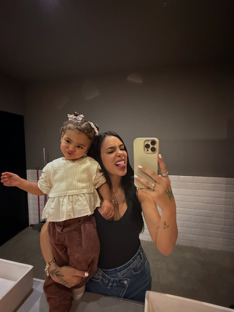 Bruna Biancardi abre álbum de fotos de vida em família com Neymar, Mavie e Mel — Foto: Reprodução/Instagram