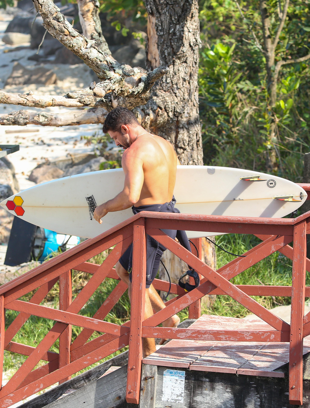 Cauã Reymond comemora aniversário surfando no Rio de Janeiro; fotos