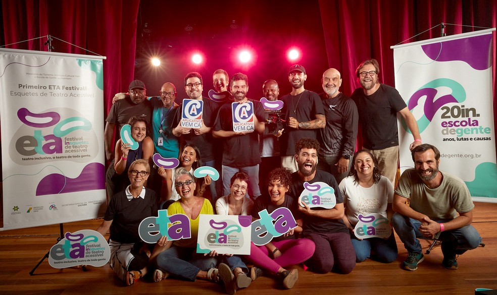 CLaudia (de amarelo, à frente) com a equipe da ONG Escola de Gente, que promove o ETA Festival  — Foto: Divulgação