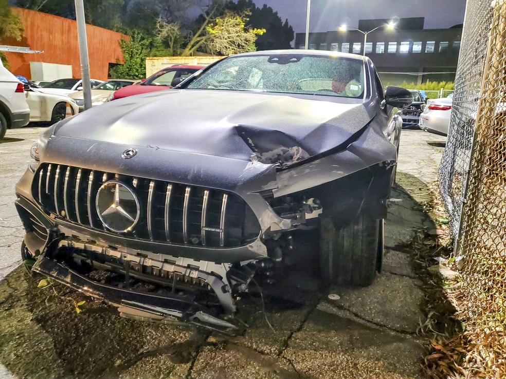 Carro de Pete Davidson ficou destruído com a colisão — Foto: The Grosby Group