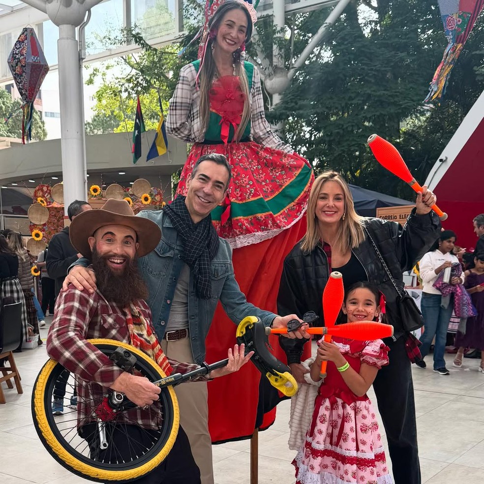 Ticiane Pinheiro mostra festa junina escolar em família — Foto: Reprodução/Instagram