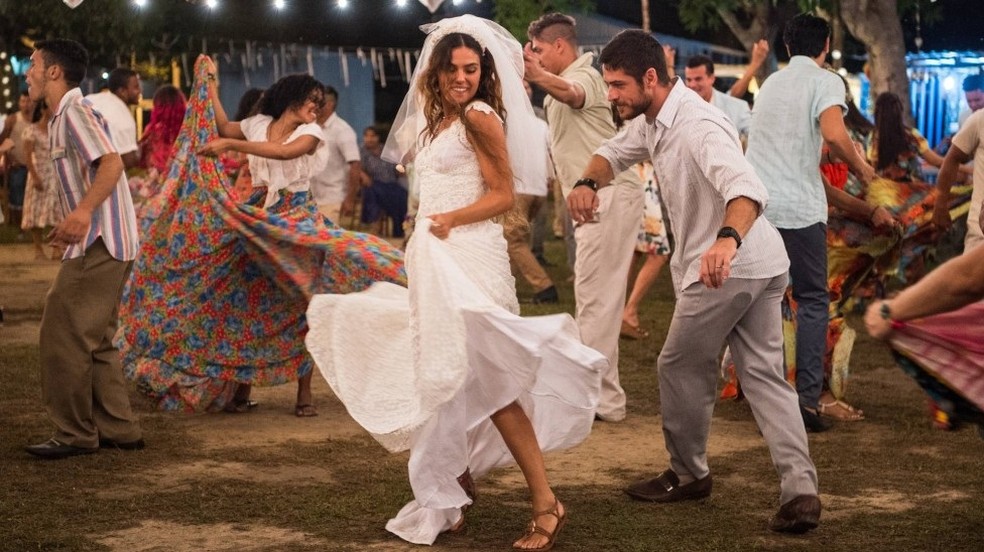Vestido de noiva de Ritinha (Isis Valverde) para casamento com Zeca (Marco Pigossi) na novela 'A Força do Querer' (Globo, 2017) — Foto: Estevam Avellar/TV Globo