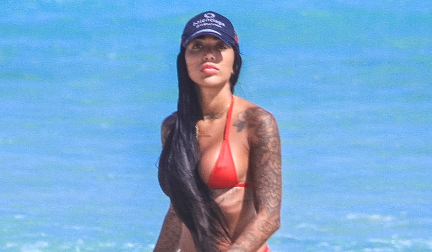 Dhiovanna Barbosa, irmã de Gabigol, curte praia da Barra da Tijuca