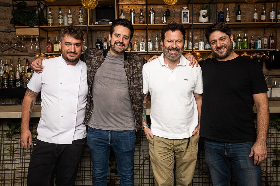 O chef Thiago Cerqueira, com Rafael Berçot, o bartender Alê D'Agostino e Marcello Nazareth — Foto: John Ramatis