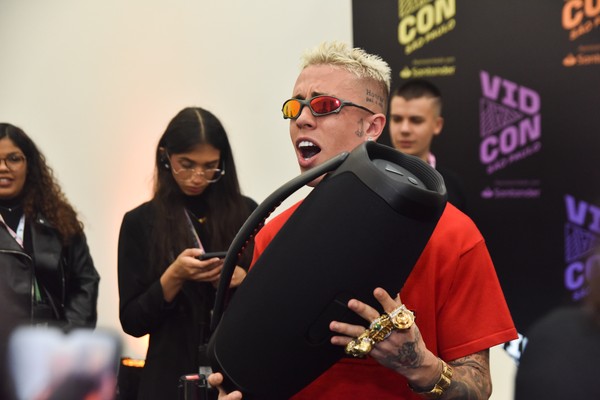 MC Daniel ostenta anéis enormes em ouro 18 quilates e caixa de som gigante
