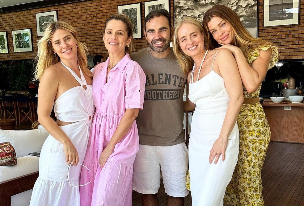 Carolina Dieckmann, Ingrid Guimarães, Angélica e Grazi Massafera com Chico Salgado — Foto: Reprodução/Instagram