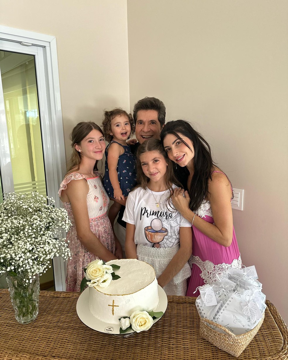 Daniel e Aline de Pádua com as filhas, Lara, Luiza e Olívia — Foto: Instagram